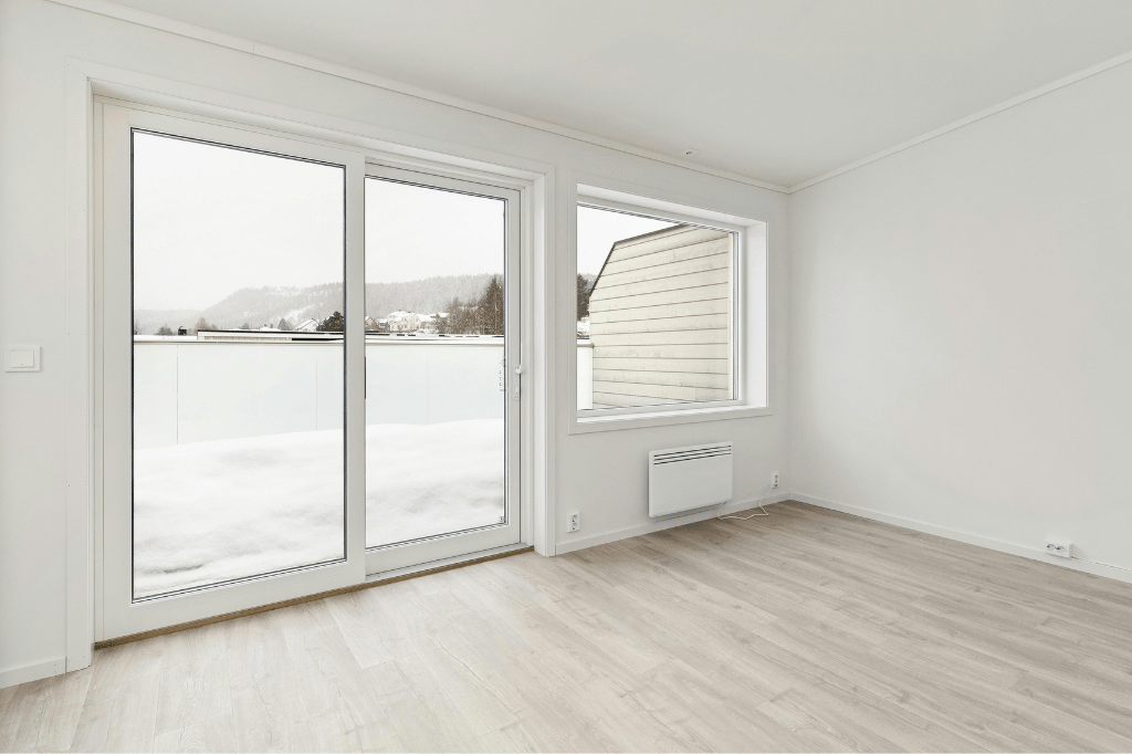 Descubre cuándo cambiar las ventanas de casa y qué señales indican problemas de aislamiento, ruido, condensación o cierre.