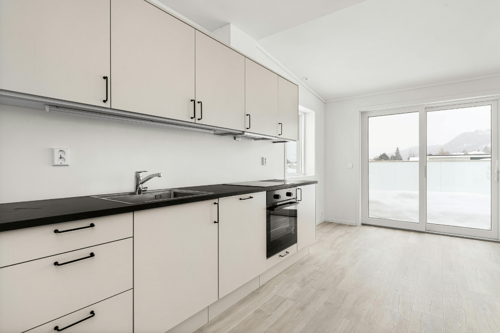 Descubre cuándo cambiar las ventanas de casa y qué señales indican problemas de aislamiento, ruido, condensación o cierre.