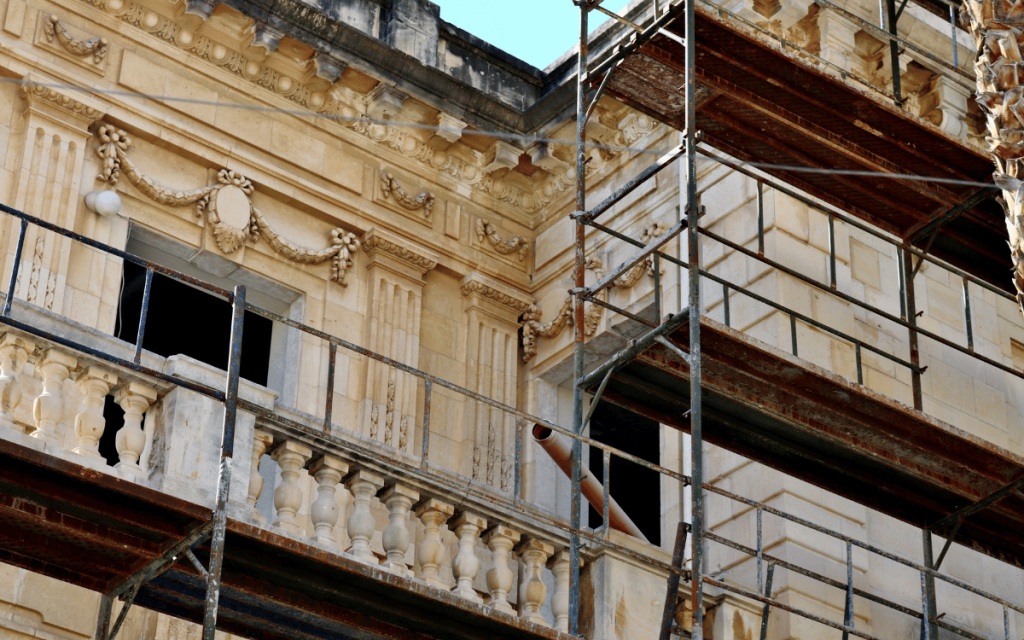 trabajos de rehabilitación de fachadas en proceso